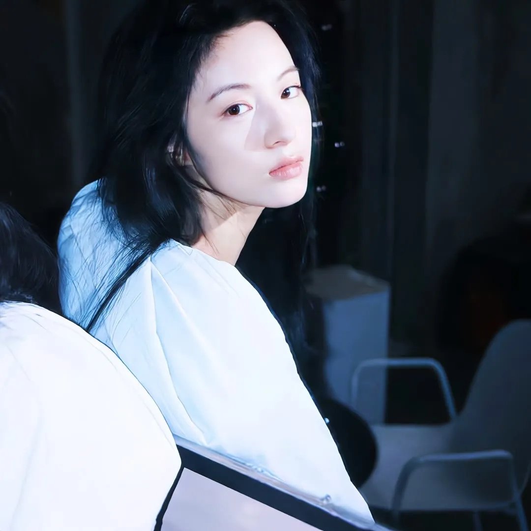 与一位女士合影
